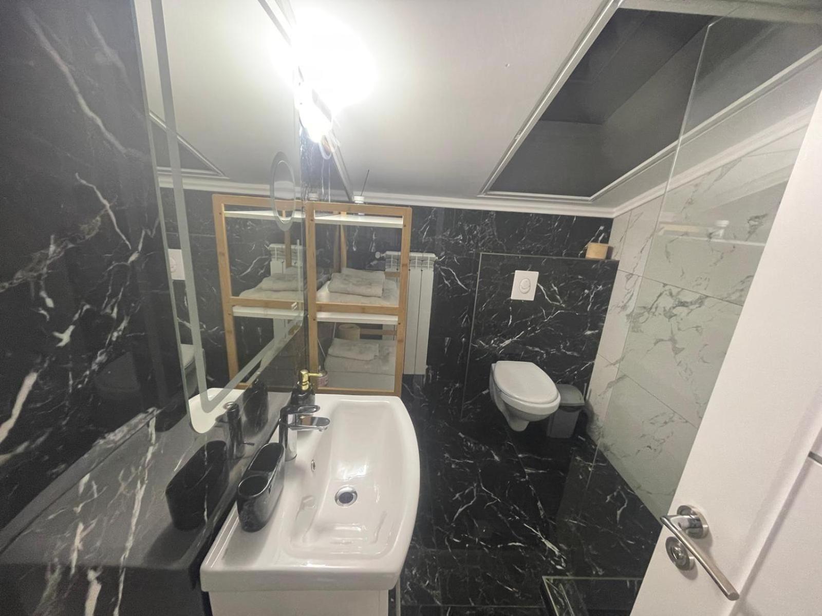 Apartament 2 Camere Tirgu Jiu ทาร์กู จิอู ภายนอก รูปภาพ